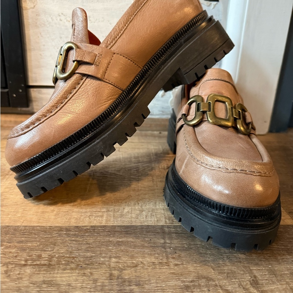Elegant Tan Loafers with Gold Buckle - Picture 2 of 8